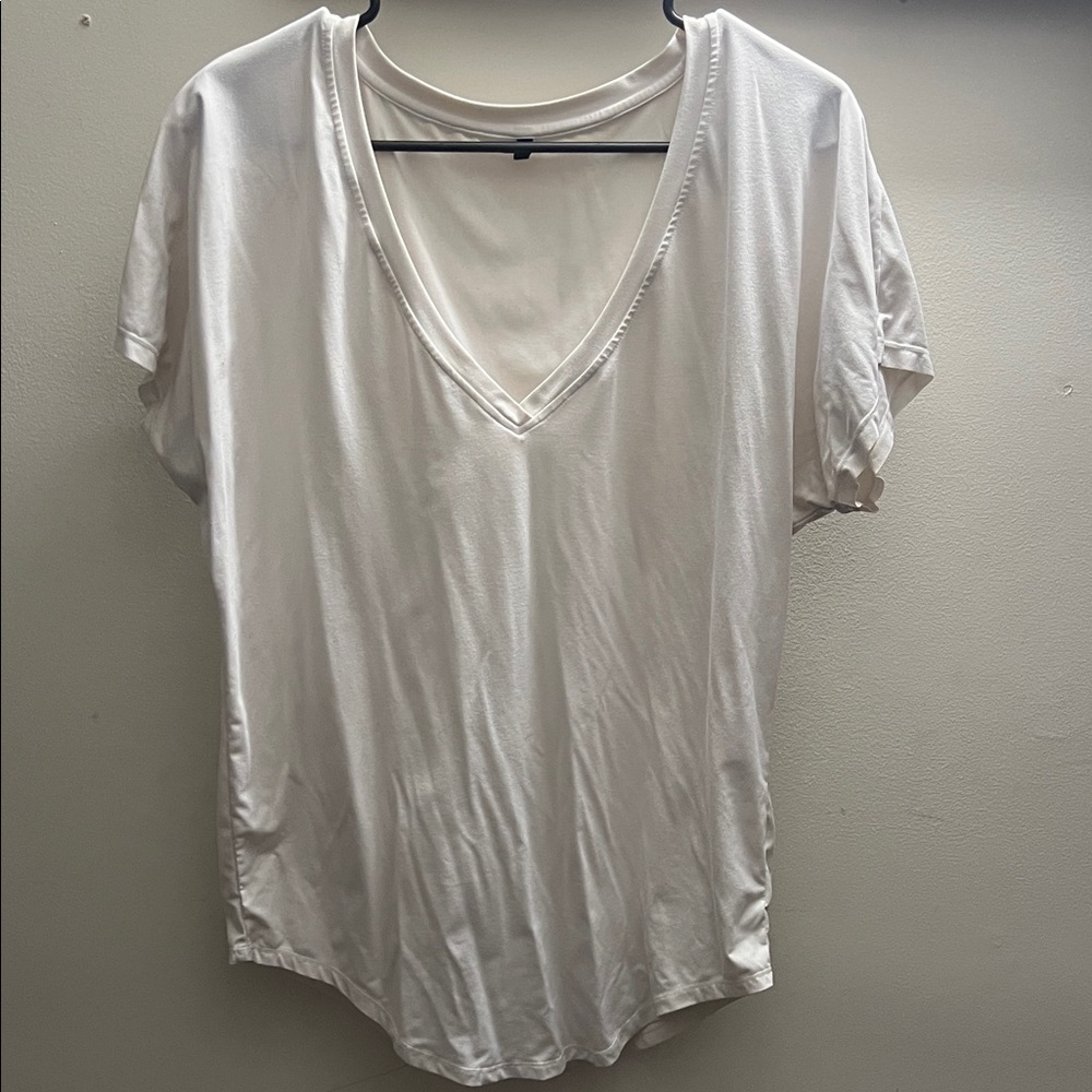 P'tula Classic White V-Neck Short Sleeve Top